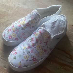 Vans slip On’s Van’s white sneakers